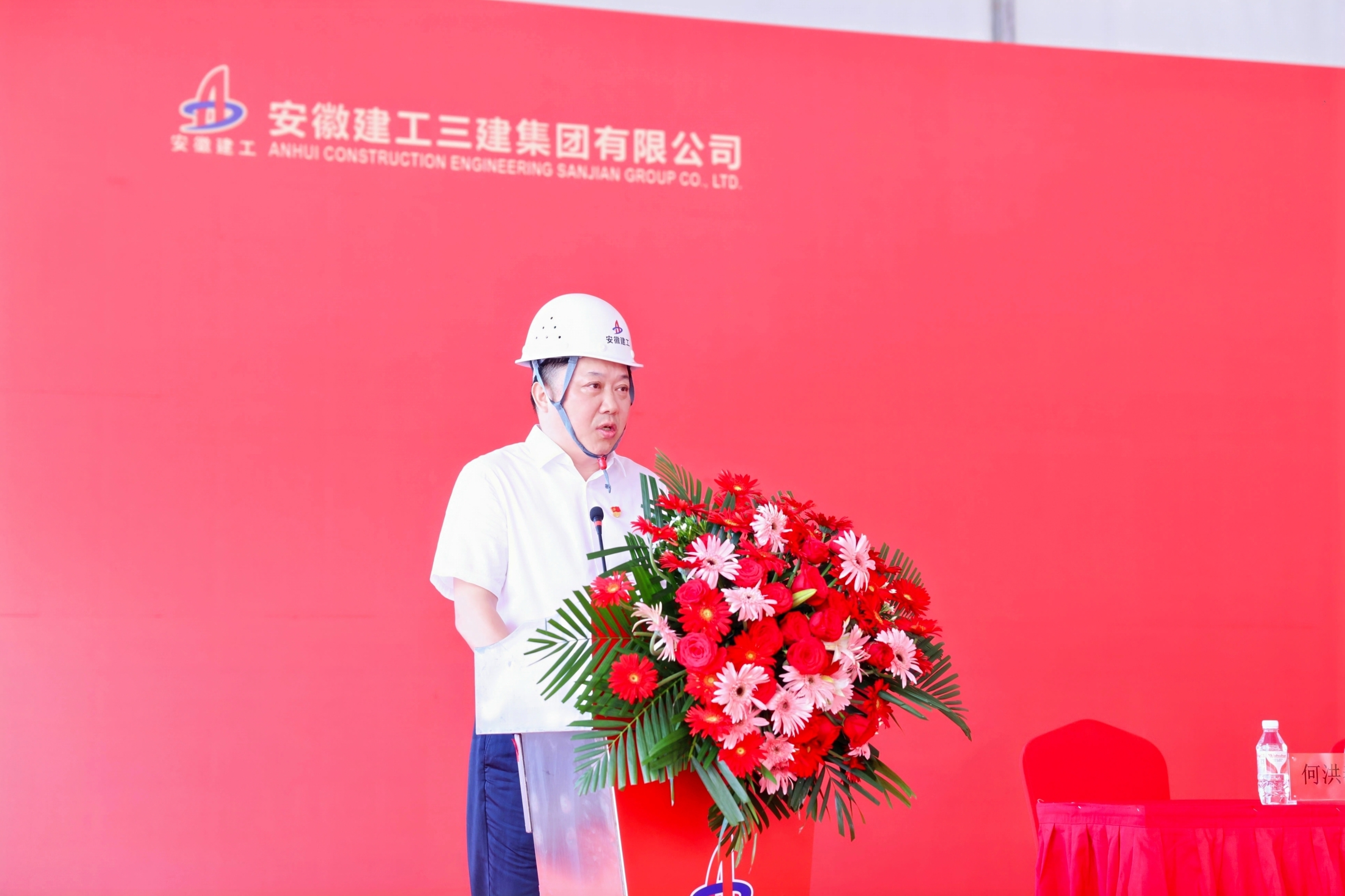3开云(中国)党委书记、董事长何洪春.JPG